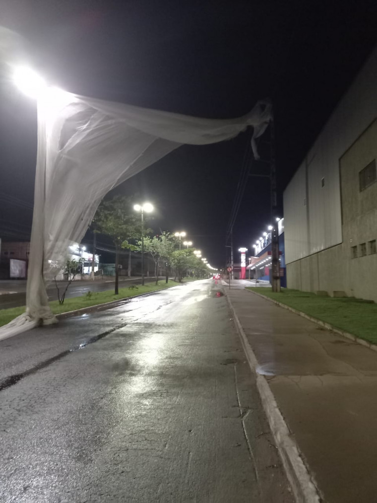 Devido ao vento forte durante o temporal, objeto foi lançado na rede de energia em Araguaína.