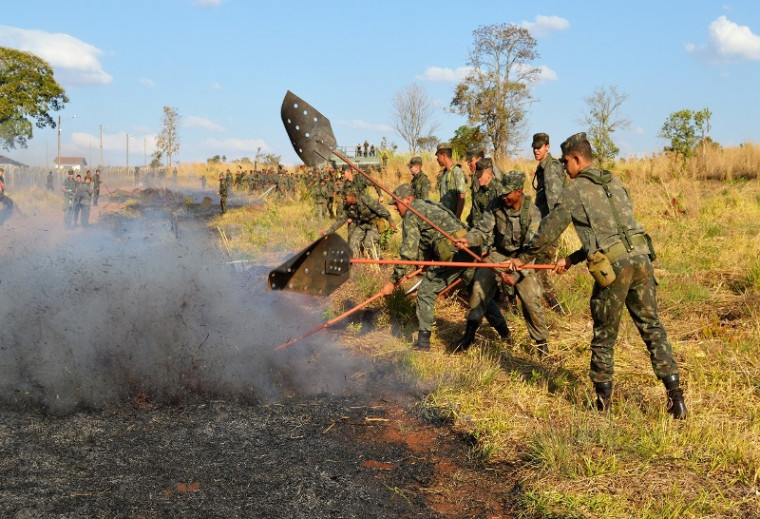 Exército combatendo incêndio