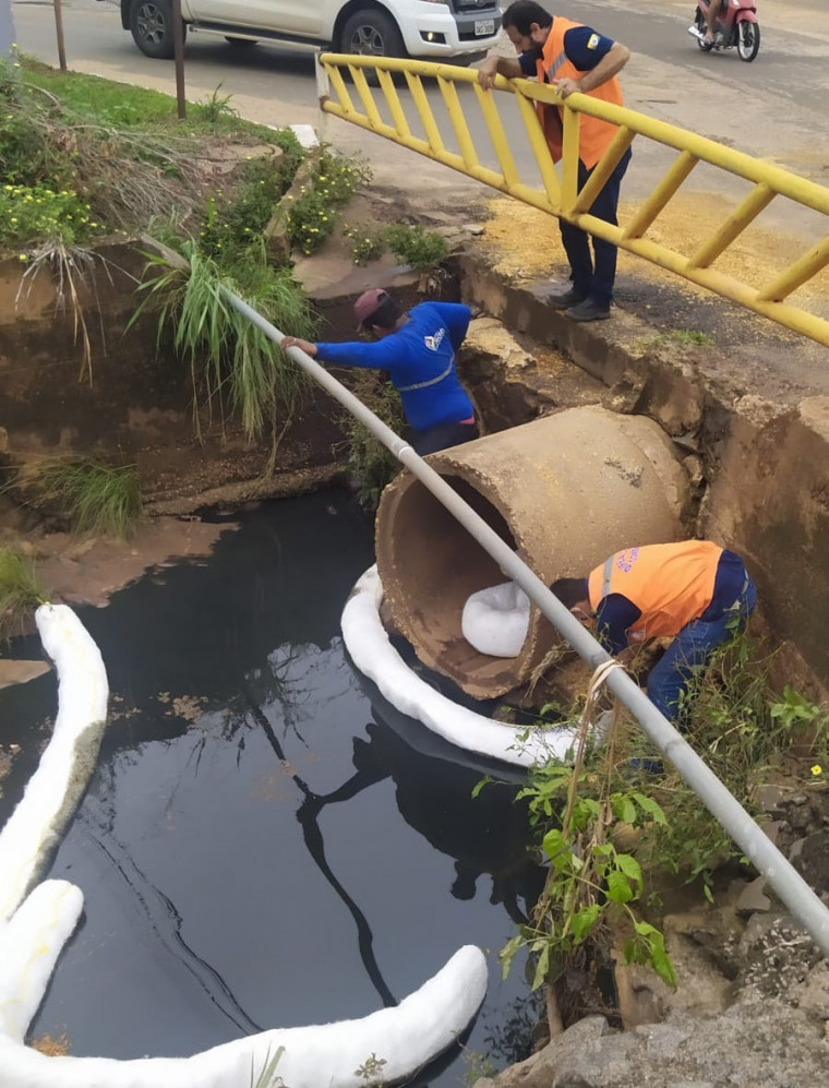 Equipes da Prefeitura de Araguaína atuaram para conter o óleo que caiu no córrego