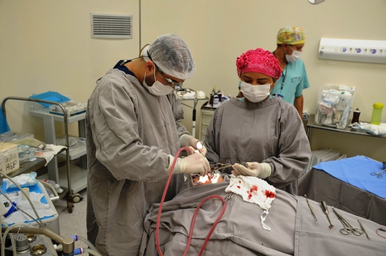 O procedimento cirúrgico realizado é o adenoamigdalectomia, remoção das amígdalas e adenóides