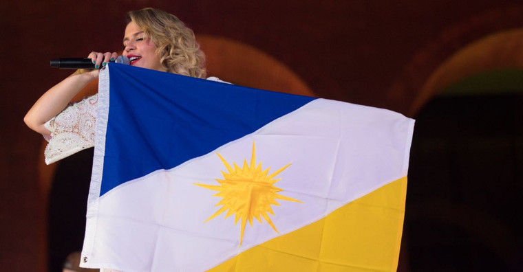 Marília Medonça, em Palmas, segurando a bandeira do Tocantins