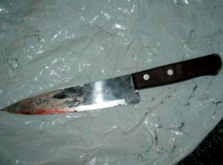 A faca utilizada no crime foi apreendida pela Polícia junto ao corpo da vítima