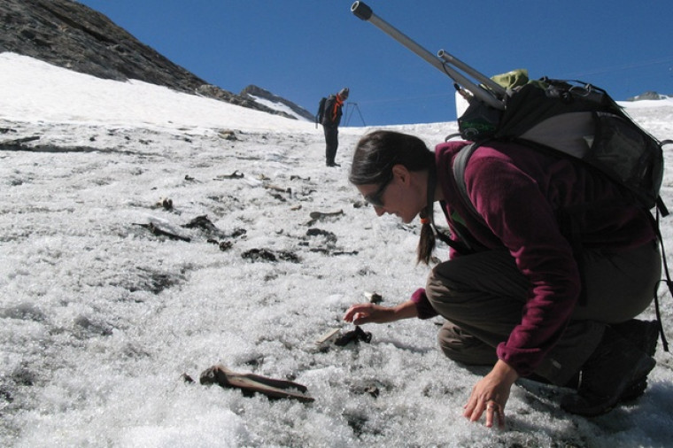 Uma arqueóloga estuda ossos encontrados no Desfiladeiro de Théodule, que liga a Suíça, a Itália