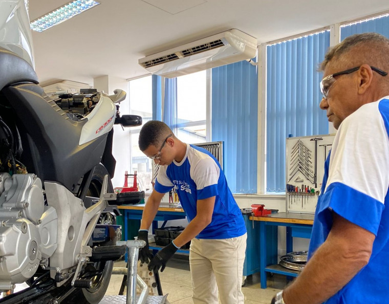 Ambos estão cursando Mecânico de Manutenção em Motocicletas.