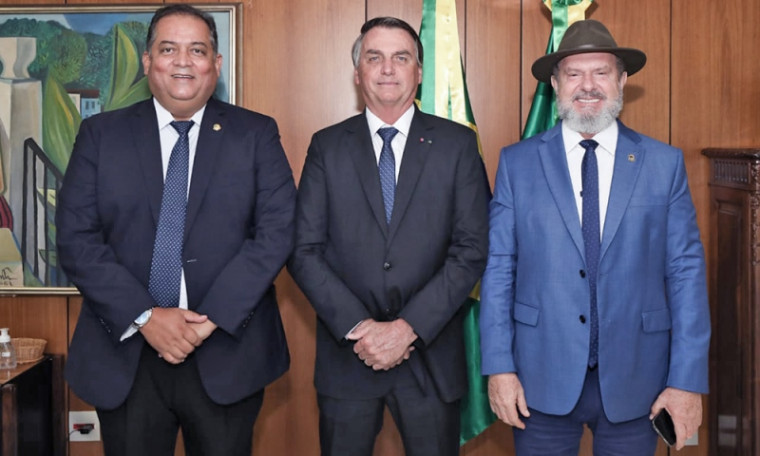 Da esquerda para direita: Eduardo Gomes, Bolosnaro e Carlesse