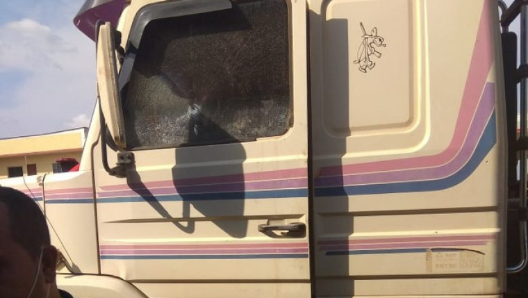Marca do tiro no vidro do caminhão