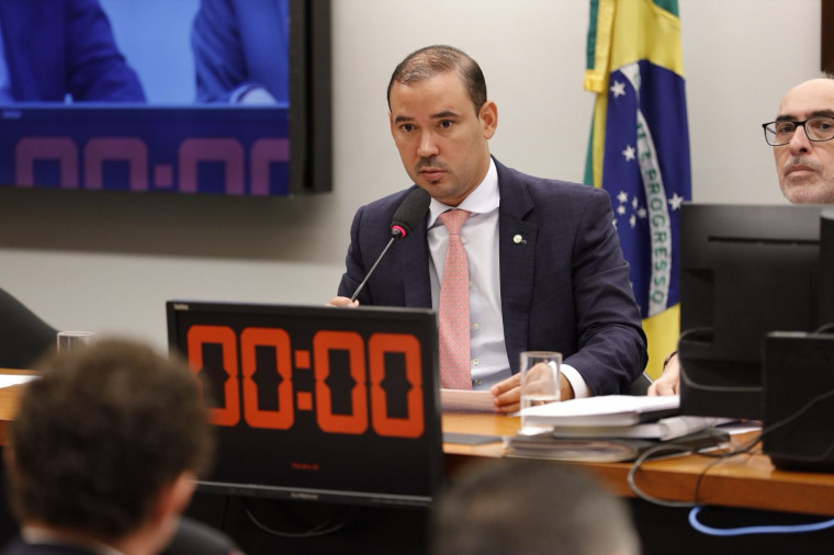 Deputado federal Vicentinho Júnior destina emendas a municípios tocantinenses.