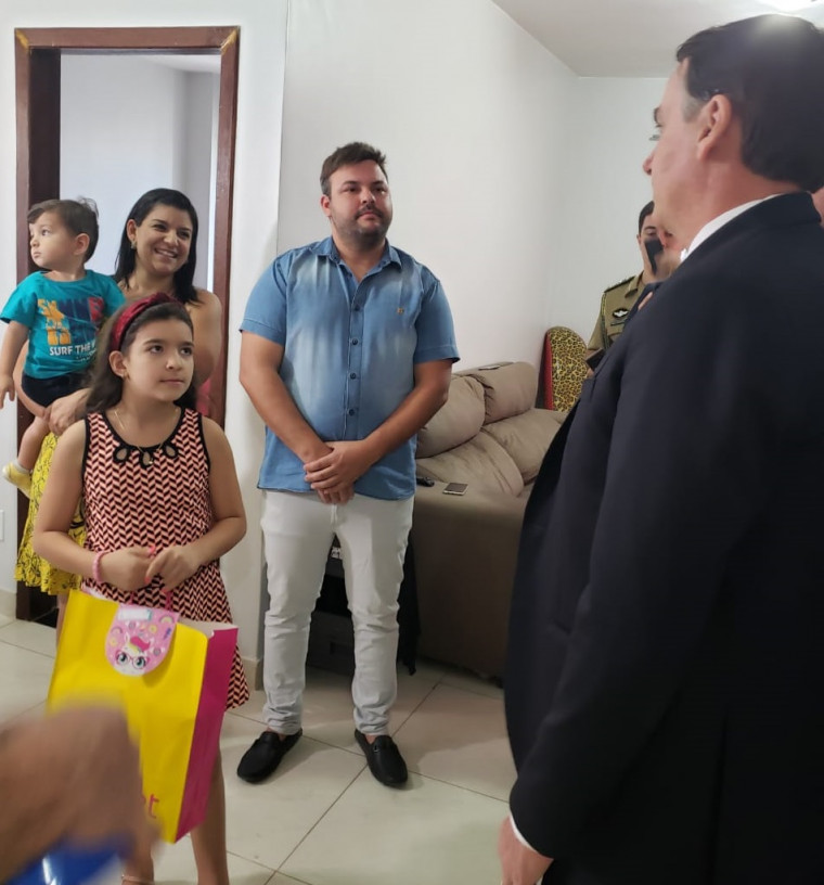 Bolsonaro cumpriu a promessa de visitar a menina no aniversário dela