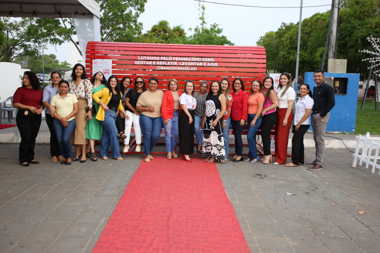 Banco Vermelho foi projetado para chamar a atenção e dar visibilidade à causa do feminicídio