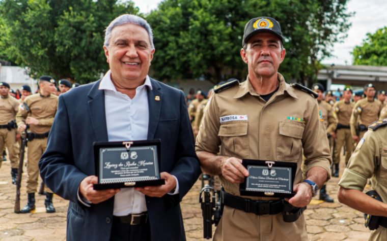 Vice-governador, Laurez Moreira e o comandante-geral da Polícia Militar, coronel Márcio Barbosa, recebem homenagem do 4º BPM/TO Gurupi