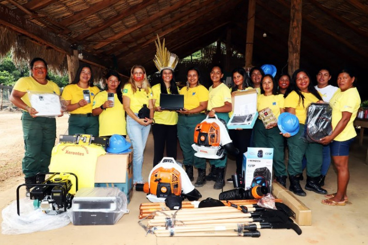 Mulheres da Brigada Feminina do Povo Xerente com os equipamentos para atuação no território