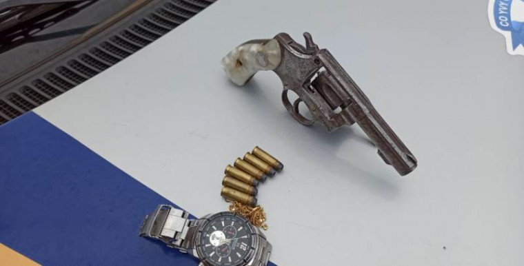 Arma de fogo, cordão de ouro e relógio foram encontrados com o suspeito