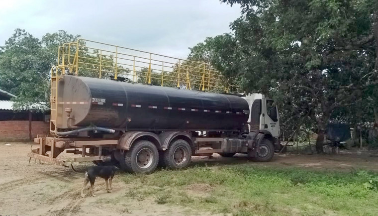 Abastecimento de água é feito por carros-pipa