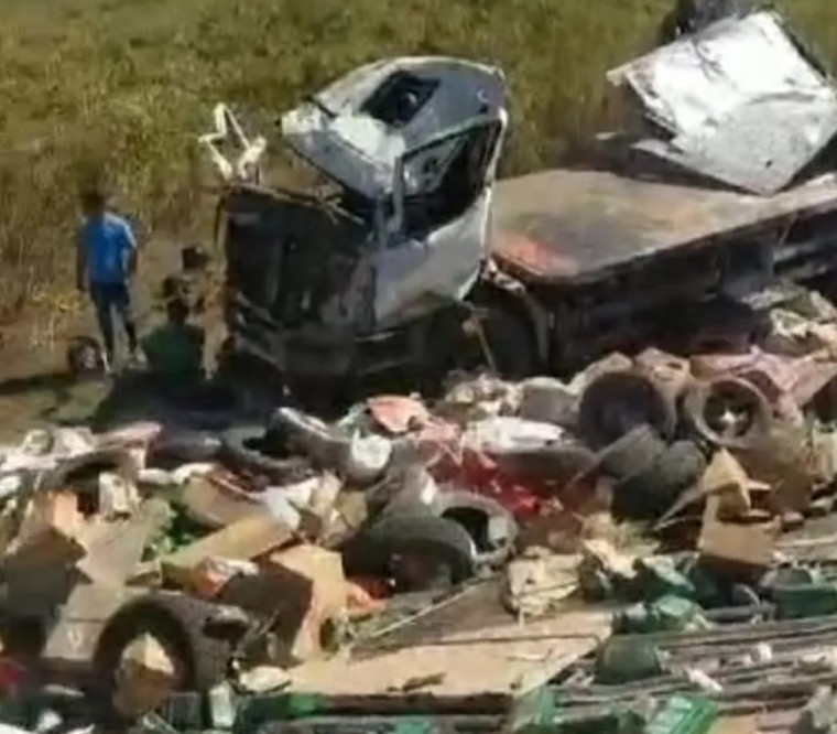 Caminhão ficou totalmente destruído após acidente.