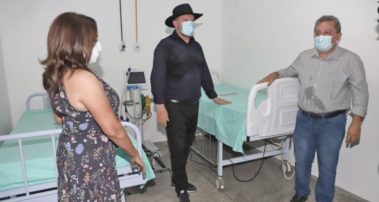 Governador Carlesse (de chapéu) no hospital