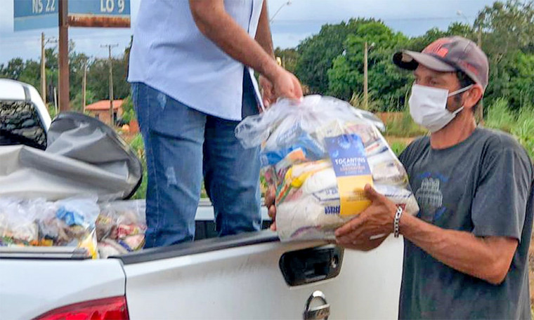 Doação de cestas básicas para famílias no Jardim Taquari, em Palmas