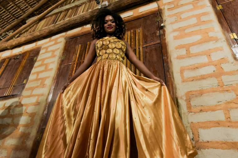 Detalhes de um dos vestidos apresentados na coleção "Ouro do Cerrado"
