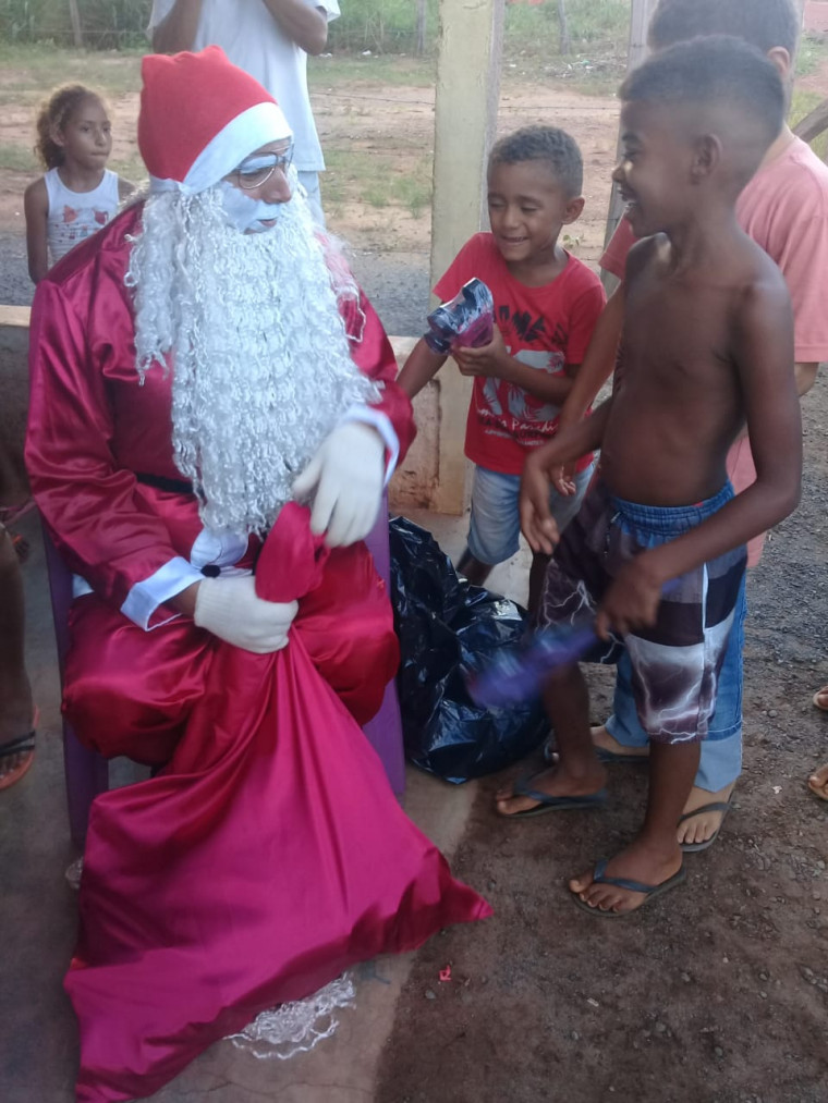 O Papai Noel faz a entrega dos presentes