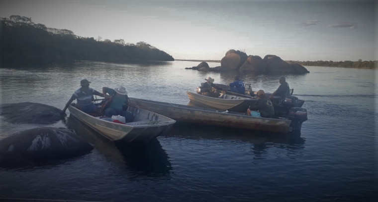 Embarcações à procura do caseiro que havia desaparecido no Rio Tocantins.
