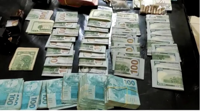 Dólares e reais apreendidos durante a operação em Palmas.