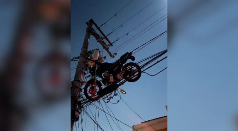 Motocicleta fica presa em fiação elétrica após queda de balão em SP; entenda
