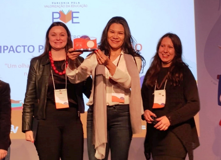Ana Lúcia Fernandes Moura (ao centro) recebeu prêmio destinado a Xambioá por melhores práticas