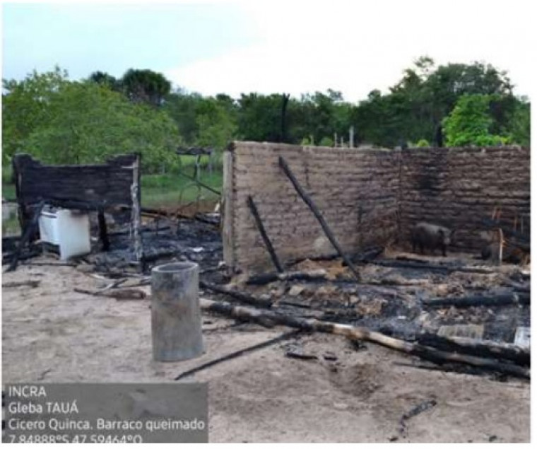 Barraco queimado na região do conflito agrário