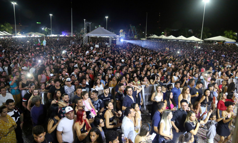 Segundo dados da Polícia Militar, mais de 50 mil pessoas marcaram presença na Praça dos Girassóis