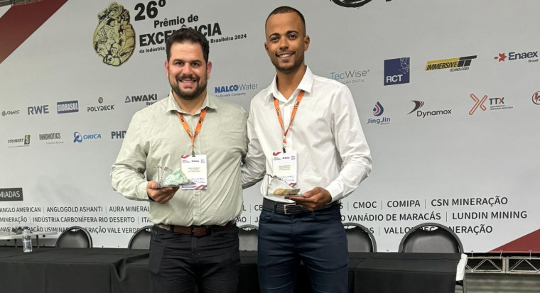 Weydster Viana e Thiago Rocha, engenheiros de processos da Aura premiados durante a cerimônia.