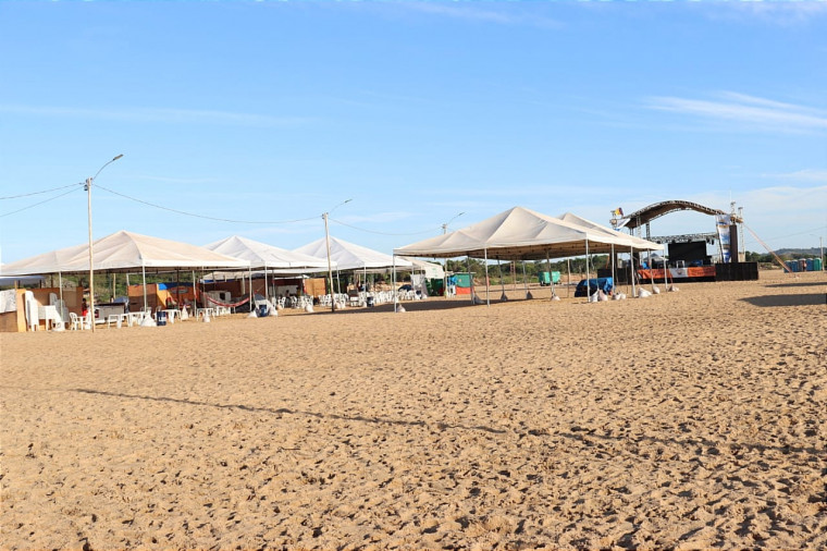 Praia da Fofoca recebe muitos turistas durante a temporada