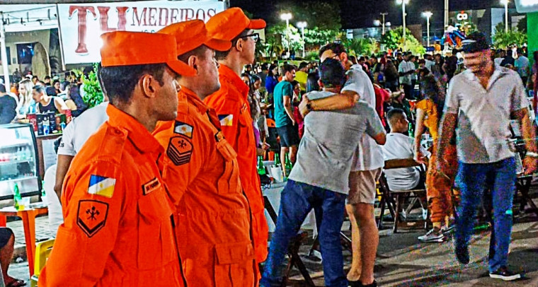 Equipes de bombeiros militares atenderam os foliões durante o período de Carnaval