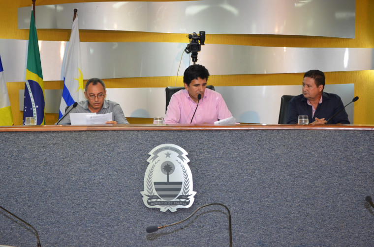A sessão extraordinária foi presidida pelo vereador Júnior Geo (PROS)