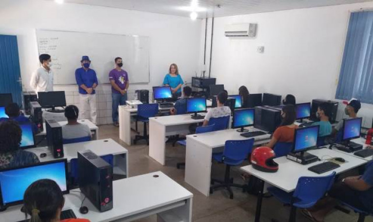 Registro da abertura de uma turma do curso de informática em Colinas do Tocantins