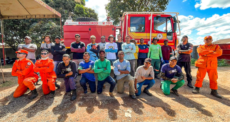 A Brigada de Combate a Incêndios Florestais de Dianópolis, com Renaldo e Leandro e bombeiros militares: um só time