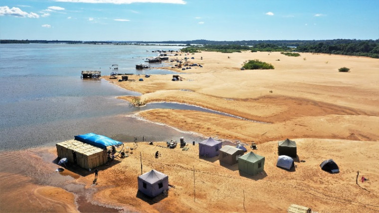 Praias da região, formadas pelos bancos de areia que surgem após as águas do Rio Araguaia baixarem