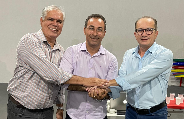 Na foto, suplente de vereador Deoclides da Silva, prefeito Wagner e Professor José da Guia