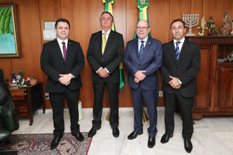 Grupo de Ronaldo Dimas com presidente