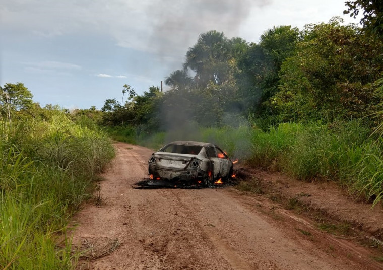 Os bandidos queimaram um dos veículos utilizados na ação