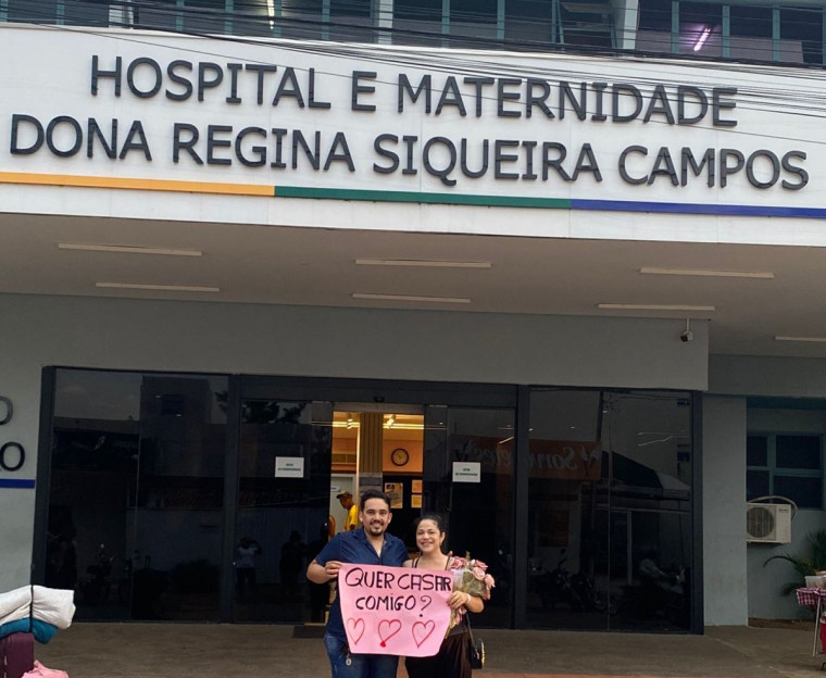 Pedido de casamento na frente do Hospital e Maternidade Dona Regina