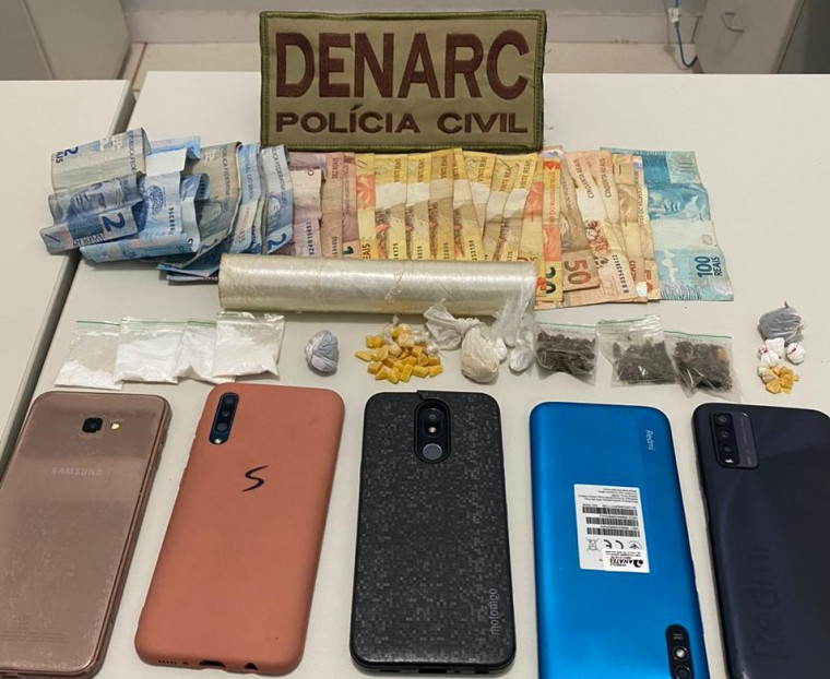 Policiais encontraram várias porções de drogas, além de outros objetos ilícitos em poder do casal