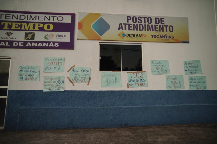 Cartazes foram colocados na fachada do Sistema de Abastecimento de Água e Esgoto (SAAE)