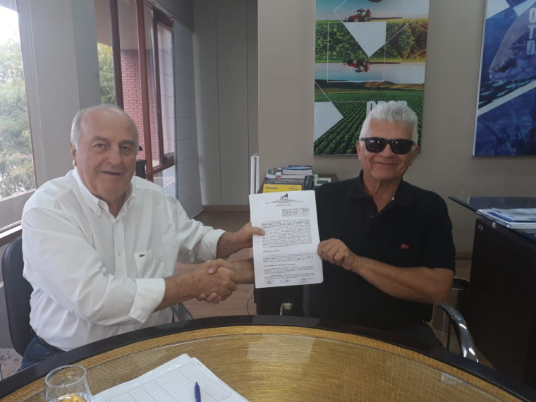 Secretário Ridoval Darci Chiareloto assina contrato para concessão de benefício fiscal ao Laticínio