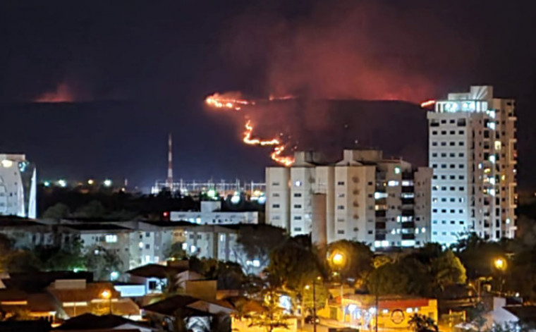 Moradores registram o incêndio de várias regiões da capital na noite de sábado (28)