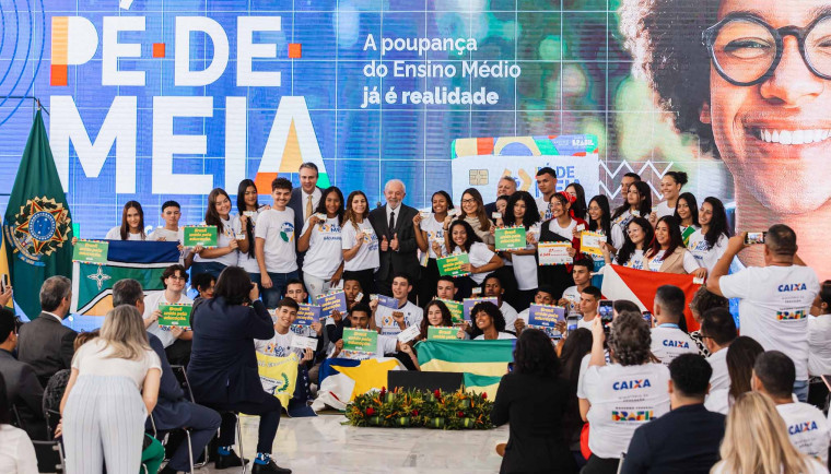Estudantes beneficiários do programa Pé-de-Meia, representando cada um dos estados brasileiros