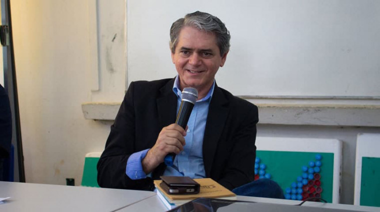 Poeta, escritor, músico e médico, Célio Pedreira
