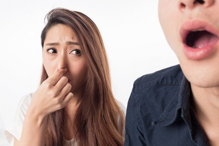 Independente da causa do mau hálito, a higiene oral é indispensável