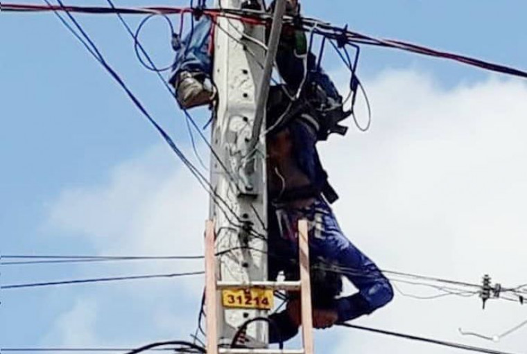 Eletricista pendurado na rede elétrica após receber descarga