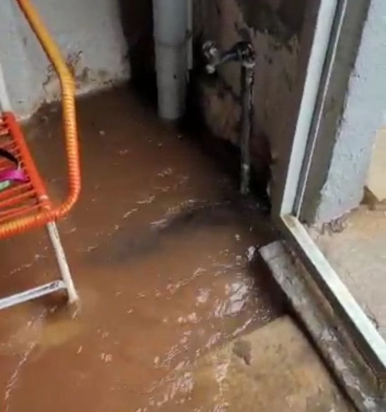 Água que entrou no buraco invadiu a residência