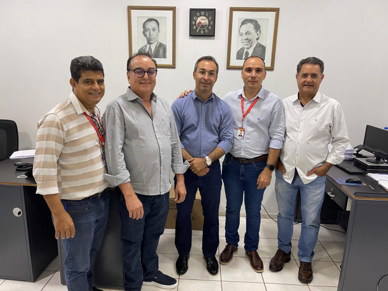 Reunião dos gerentes da empresa com o prefeito e secretário de Araguaína