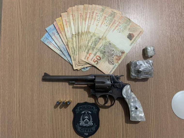 Arma de fogo e dinheiro apreendidos durante a operação